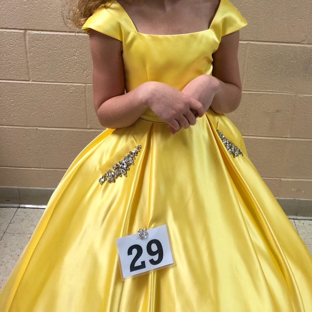 Sherri Hill littles size 6